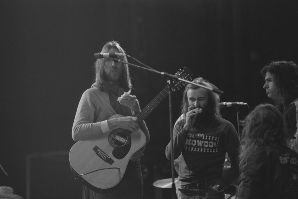 Survivors. Genesis, 1976 (photo: Evening Standard/Hulton Archive/Getty Images) משמאל: מייק ראת'רפורד, פיל קולינס וטוני בנקס, להקת ג'נסיס באולפן החזרות לקראת סיבוב ההופעות של Wind & Wuthering, דצמבר 1976