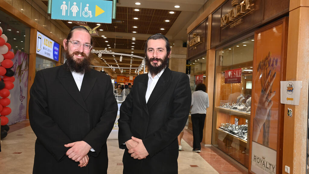 Кейн и Гринбойм - новые владельцы торгового центра в Араде (Фото: Герцль Йосеф) שמחה גרינבויים ומנחם קיין שרכשו את קניון ערד