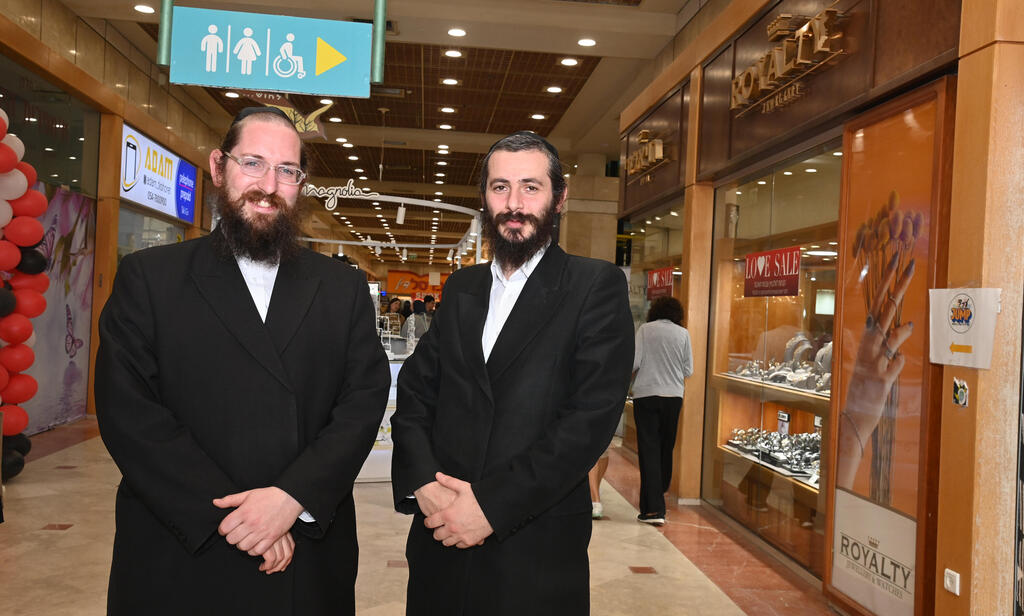 Каин и Гринбойм - новые владельцы торгового центра в Араде (Фото: Герцль Йосеф) שמחה גרינבויים ומנחם קיין שרכשו את קניון ערד