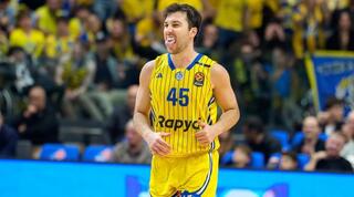 תמיר בלאט מוציא לשון