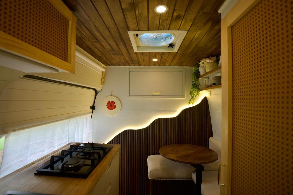 Kitchenette and seating area (Photo: Almog Galitzky and Omri Vaknin) גרים בוואן ששיפצו לבד