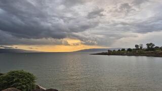 מזג אוויר חורפי בחוף מפרץ אמנון בכינרת