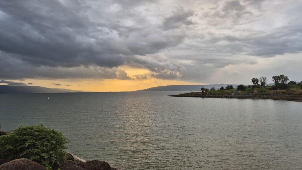 Amnon Bay Beach in the Sea of Galilee (Photo: Zidan Idris, Kinneret Cities Association) מזג אוויר חורפי בחוף מפרץ אמנון בכינרת