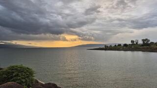 מזג אוויר חורפי בחוף מפרץ אמנון בכינרת