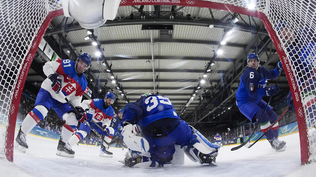 The Slovak team scores against Italy, today (Photo: AP - Pool/Getty Images) נבחרת ההוקי קרח של סלובקיה