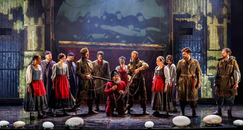 Сцена из спектакля "Кавказский меловой круг" 