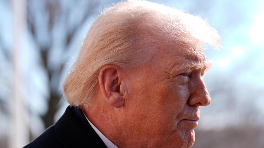 נשיא ארצות הברית דונלד טראמפ בשיחה עם כתבים