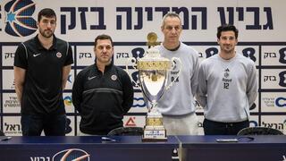 המאמנים והקפטנים של מכבי וירושלים לצד הגביע