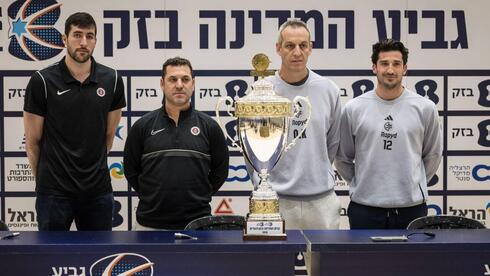 המאמנים והקפטנים של מכבי וירושלים לצד הגביע