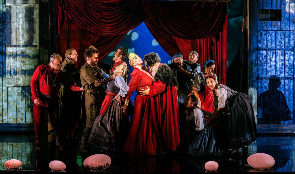 Сцена из спектакля "Кавказский меловой круг" 