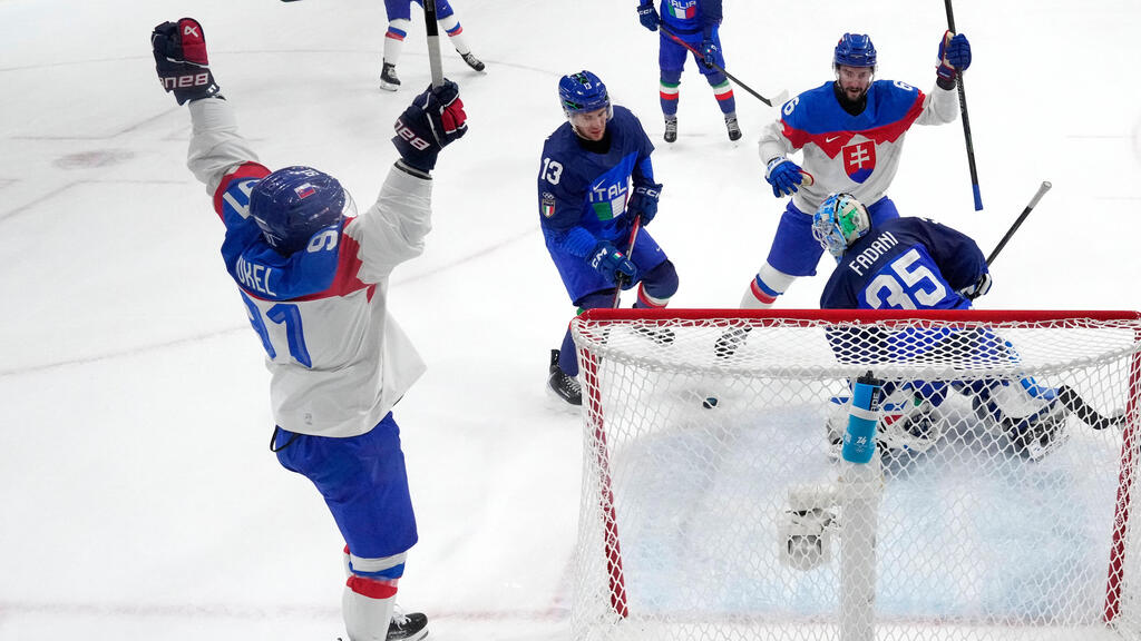 Slovak players celebrate their win over Italy (Photo: Darko Bandic - Pool/Getty Images) נבחרת ההוקי קרח של סלובקיה