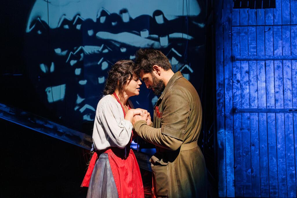 Сцена из спектакля "Кавказский меловой круг" 