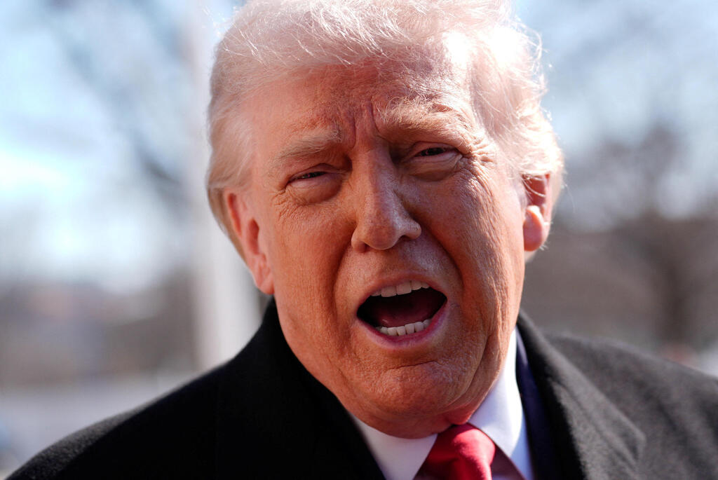 "היא איום לאנושות, ועדיף שתישאר במדינת אירלנד הנהדרת" (צילום: REUTERS/Kent Nishimura) נשיא ארצות הברית דונלד טראמפ בשיחה עם כתבים