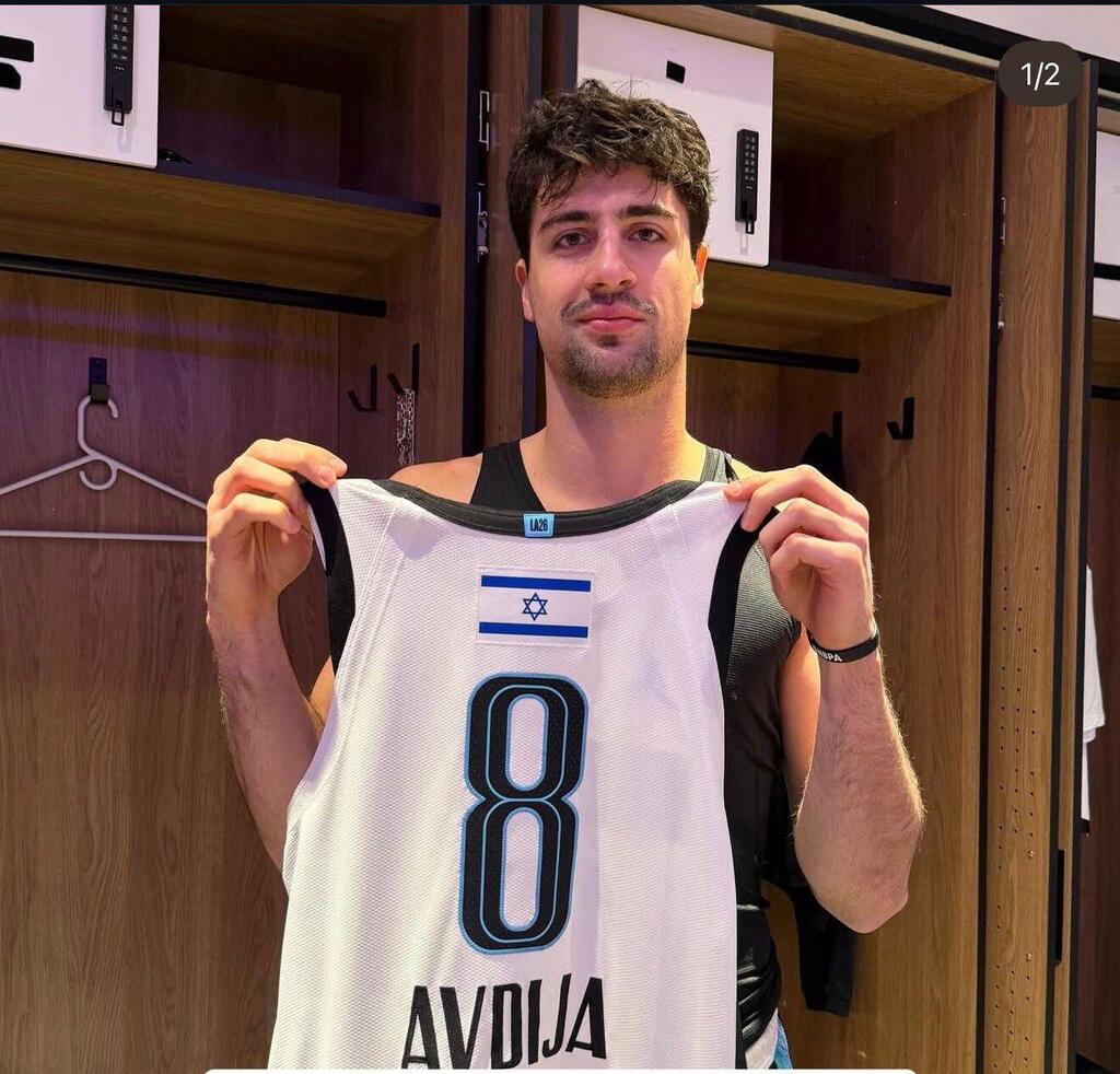 Deni Avdija holds up his jersey bearing his name and the Israeli flag (Photo: from NBA's Instagram account) דני אבדיה