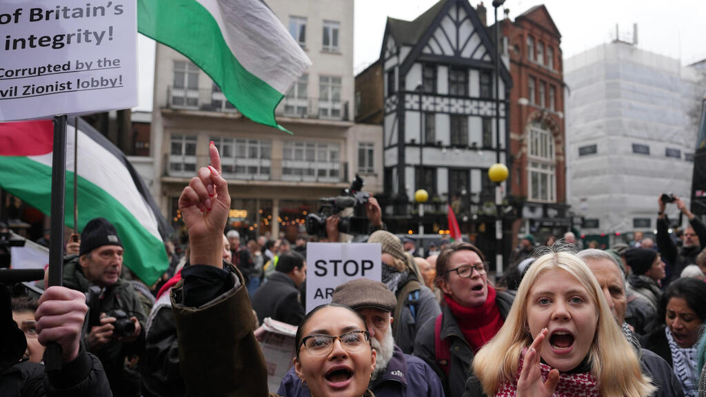 חוגגים את פסיקת בית המשפט ב לונדון בעד ארגון palestine action בריטניה