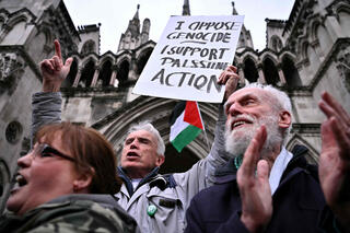 חוגגים את פסיקת בית המשפט ב לונדון בעד ארגון palestine action בריטניה