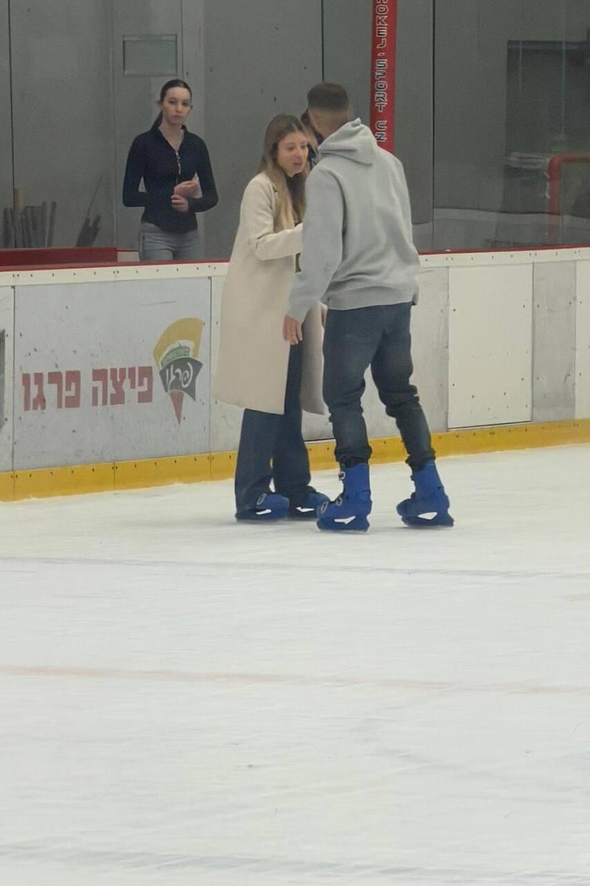 עדי הימלבלוי ובן זיני החלקה על הקרח פברואר 2026