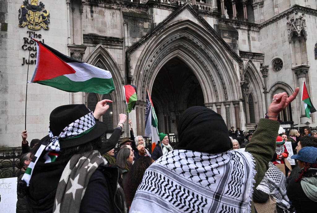 חוגגים את פסיקת בית המשפט ב לונדון בעד ארגון palestine action בריטניה