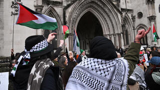 חוגגים את פסיקת בית המשפט ב לונדון בעד ארגון palestine action בריטניה
