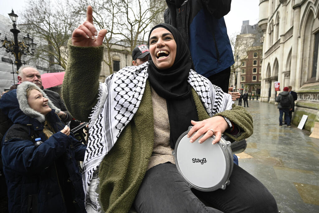 חוגגים את פסיקת בית המשפט ב לונדון בעד ארגון palestine action בריטניה