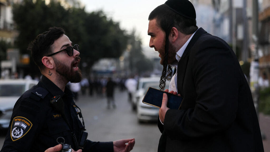 Полицейский и житель Бней-Брака, 15 февраля (Фото: REUTERS/Nir Elias ) בני ברק