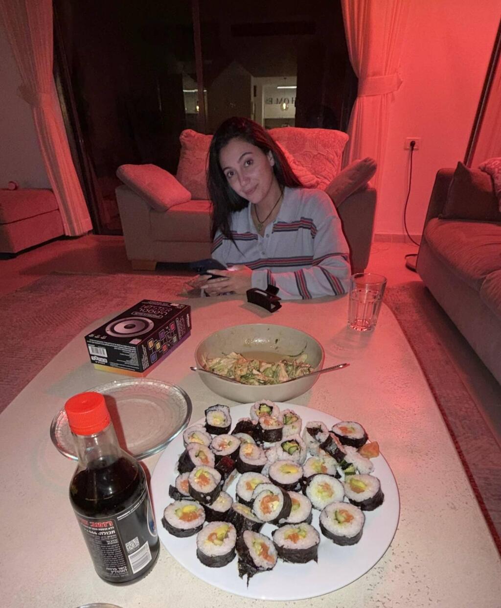 הדייט הביתי של יובל ועידו (צילום מסך אינסטגרם) הדייט הביתי של יובל ועידו