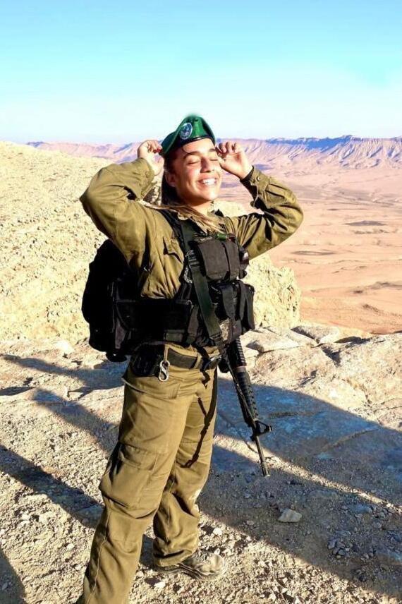 The late Raz Mizrahi with the green beret at the field officer course (Photo: Courtesy of the family) רז מזרחי ז"ל עם הכומתה הירוקה ב קורס קצינים בשטח