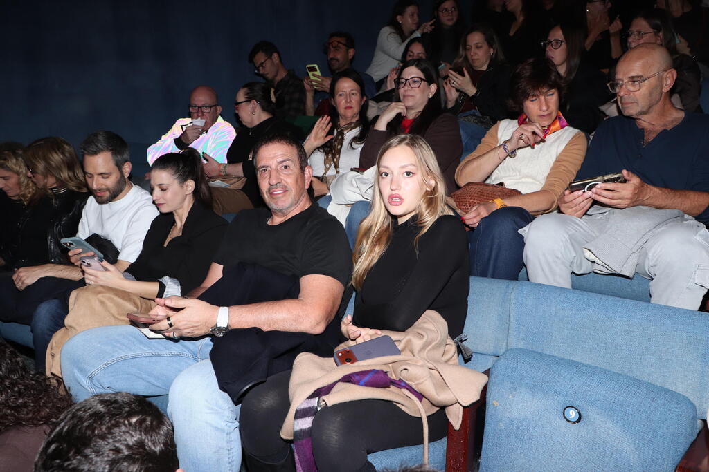 מפה לשם, הם כבר שנה ביחד. איל וולדמן ובת הזוג מאיה בסוף השבוע האחרון (צילום: ניר פקין) הופעה נעם חורב