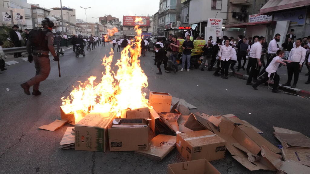 Поджог мусора на улице в Бней-Браке (Фото: Шауль Голан) שריפת ארגזים בהפגנת החרדים בבני ברק