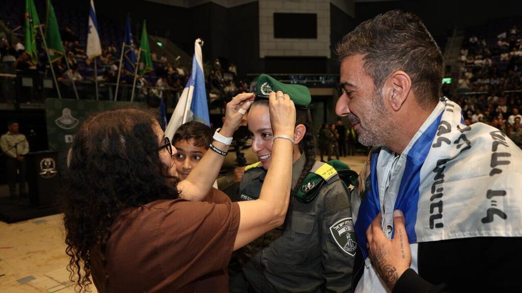 Nirit Mizrahi placed the beret on her daughter Noa’s head and saluted her (Photo: Courtesy of the family) נועה מזרחי מושבעת ללוחמת מג"ב, אחותה רז מזרחי ז"ל קצינה במגב שנרצחה בנובה
