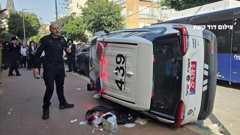 ניידת משטרה הפוכה בהתפרעות חרדים בבני ברק