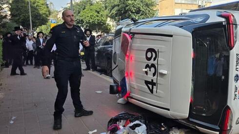 ניידת משטרה הפוכה בהתפרעות חרדים בבני ברק