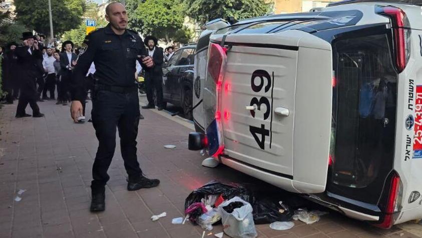 ניידת משטרה הפוכה בהתפרעות חרדים בבני ברק