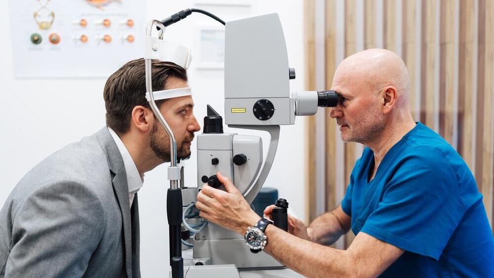Another study found a link between e-cigarette use and an increased risk of eye disease (Photo: Shutterstock) עיניים, רופא עיניים