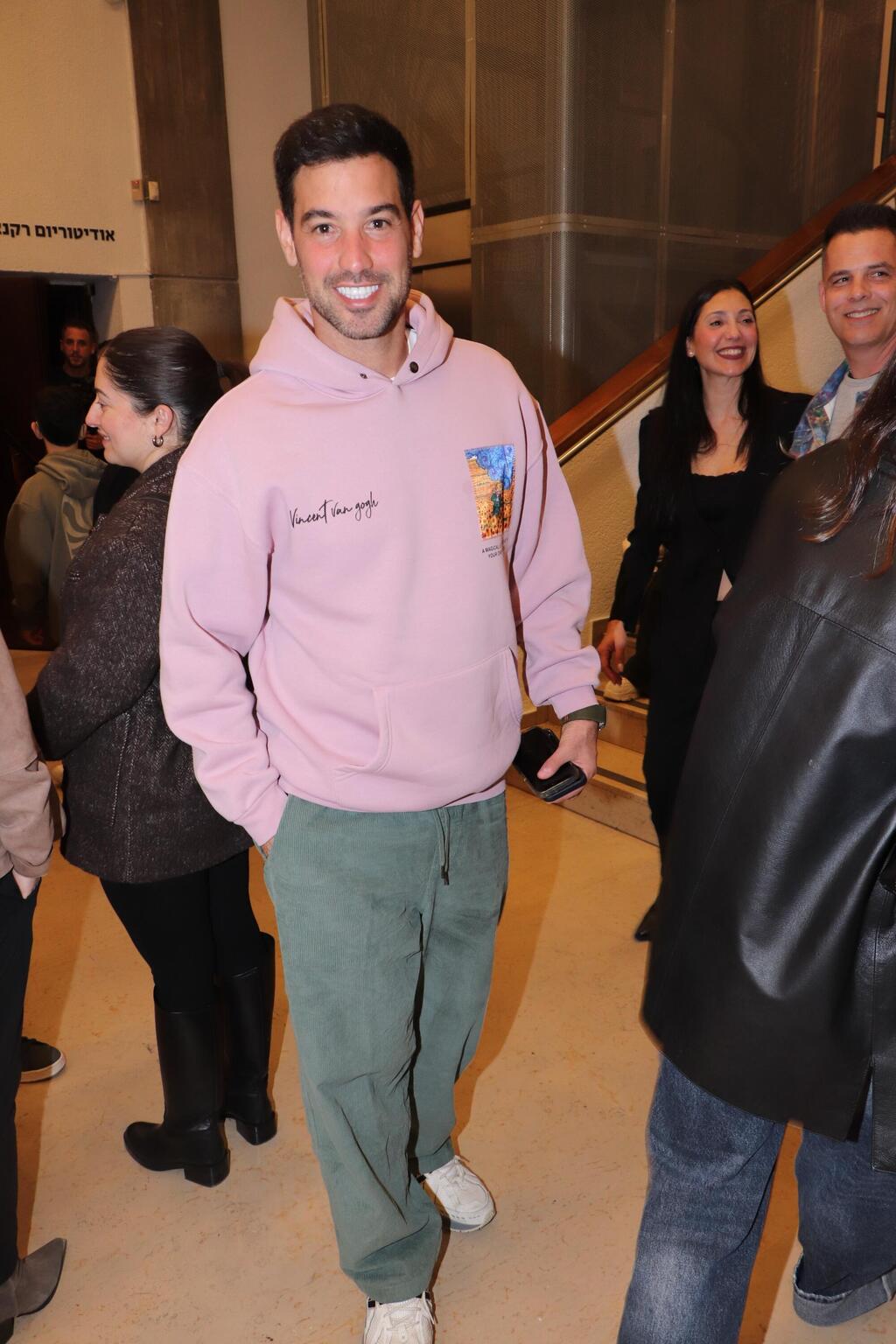 זה ורוד או סגול? עומרי בן נתן (צילום: ניר פקין) הופעה נעם חורב