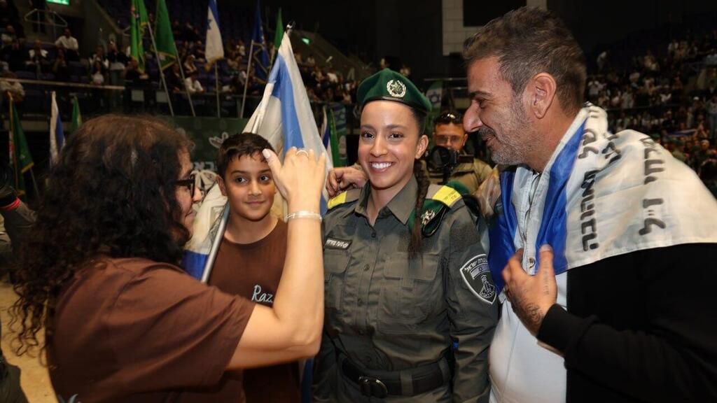 Noa Mizrahi is sworn in as a Border Police soldier with the beret of her sister, Raz Mizrahi, who was murdered in Nova (Photo: Courtesy of the family) נועה מזרחי מושבעת ללוחמת מג"ב, אחותה רז מזרחי ז"ל קצינה במגב שנרצחה בנובה