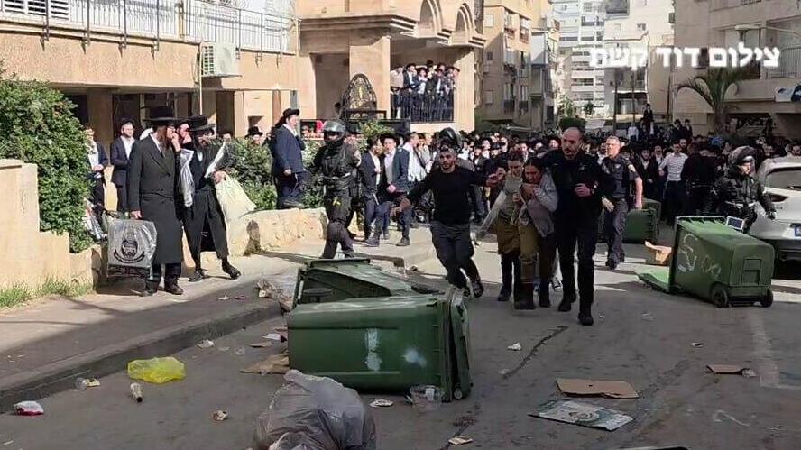  הפגנת חרדים אלימה בבני ברק