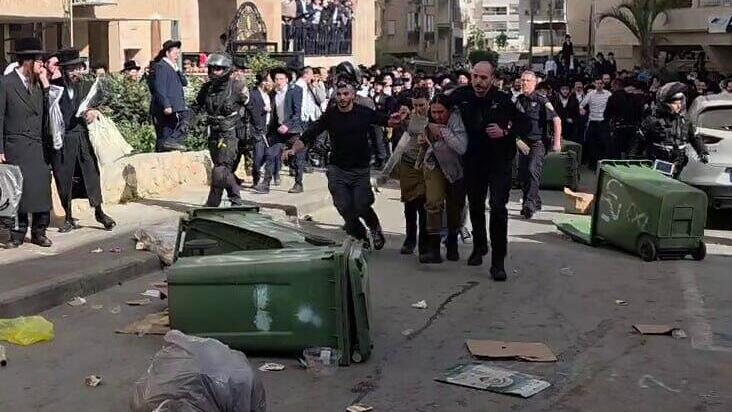  הפגנת חרדים אלימה בבני ברק