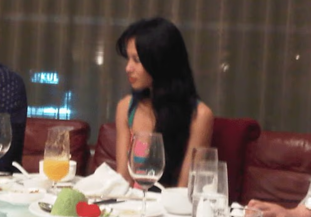 האישה הסינית המסתורית (צילום: מתוך תיק אפשטיין) אנדרו