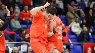 שחקני הפועל תל אביב חוגגים