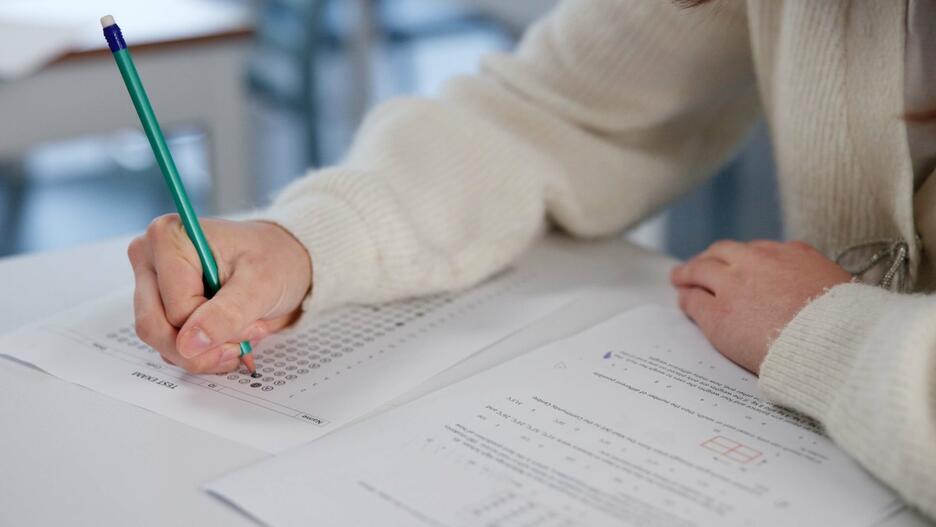 אילוס אילוסטרציה מבחן בחינה