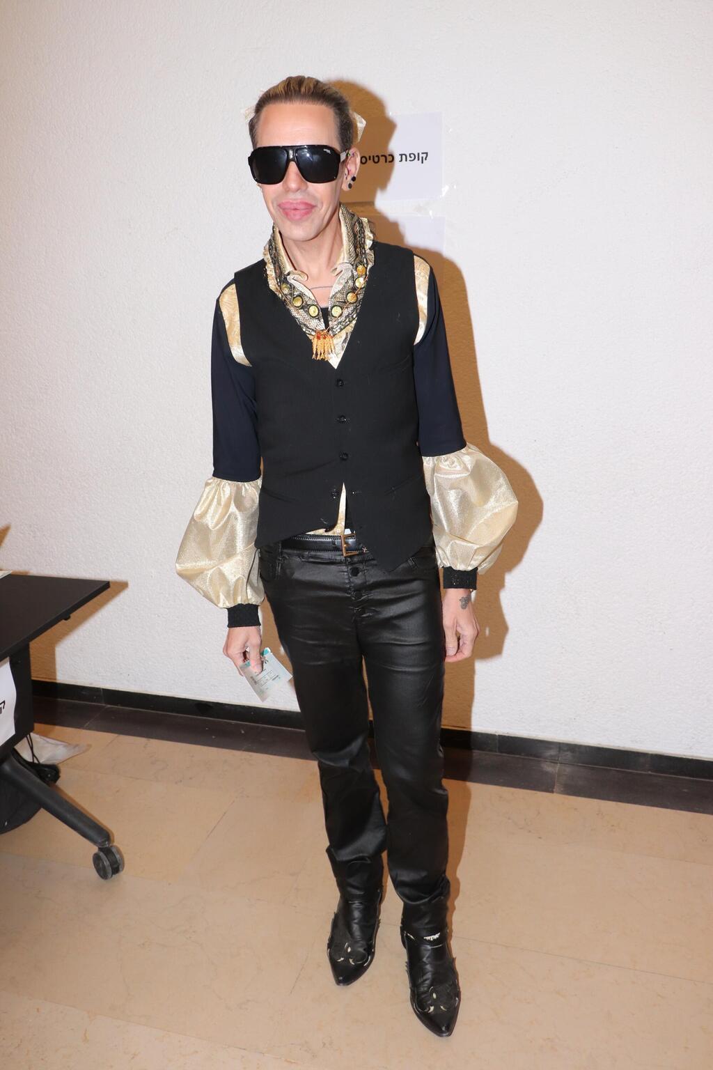 קרל לגרפלד, זה אתה? גיל ריבה דואג שאף אחד לא יפספס אותו במקרה (צילום: ניר פקין) הופעה נעם חורב