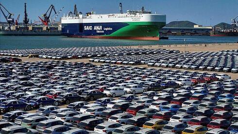 מכוניות סיניות ממתינות להעמסה על ספינה