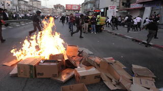 שריפת ארגזים בהפגנת החרדים בבני ברק