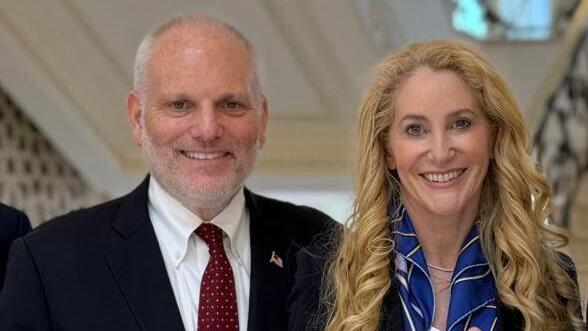 מנכ"ל ועידת הנשיאים, וויליאם דארוף (משמאל) ויו"ר הארגון בטסי ברנס-קורן לצד נשיא אזרבייג'ן אילהם אלייב