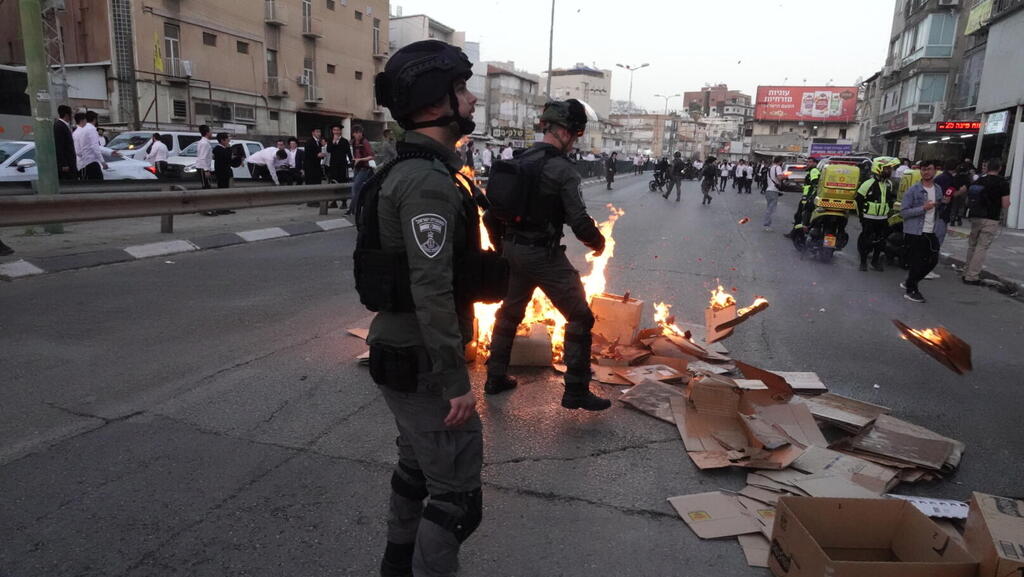 שריפת ארגזים בהפגנת החרדים בבני ברק