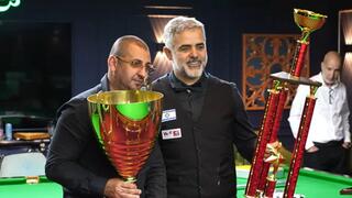 דוד ויצמן עם הגביע של אלוף ישראל