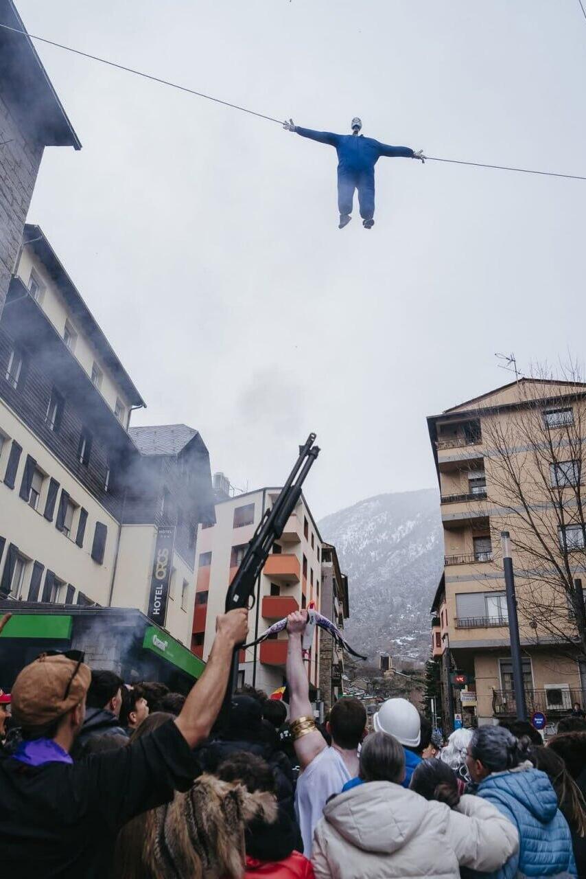 רובה אוויר מכוון לבובה התלויה