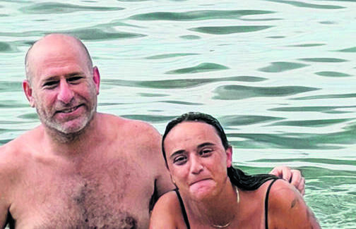 אמילי דמארי וחנוך דאום בחוף בקופנגן