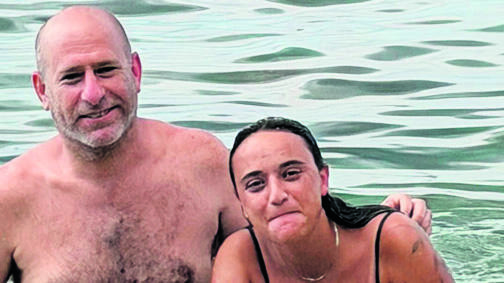 אמילי דמארי וחנוך דאום בחוף בקופנגן